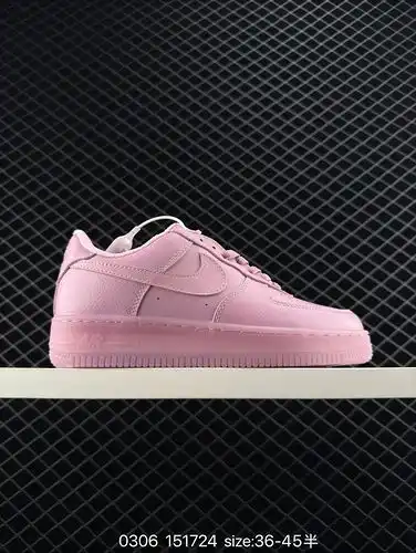 El Nike Air Force 1 Low es una zapatilla casual versátil de baja parte con un rendimiento amortiguad