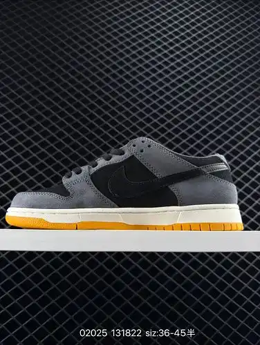 La serie de zapatos de tabla baja Nike SB Zoom Dunk es un zapato de tabla deportiva casual clásico y
