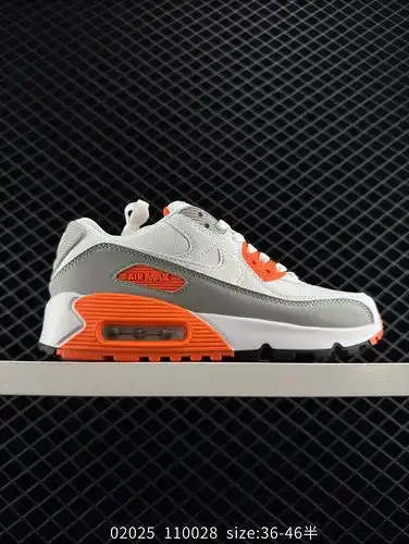 La parte superior de la zapatilla de correr amortiguadora retro clásica Nike Air Max 90 está hecha d
