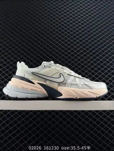 El Nike v2k Run retro individual retro papá runtk runtk. el diseño está inspirado en el estilo runtk