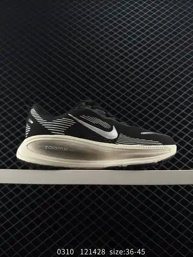 El Nike VOMERO 18 es un cómodo zapato de carrera con topes bajos antideslizantes y amortiguadores co