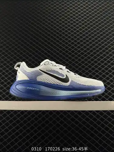 El Nike VOMERO 18 es un cómodo zapato de carrera con topes bajos antideslizantes y amortiguadores co