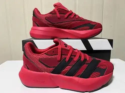 Adidas LightBLAZE Los zapatos de carrera fluyentes de Adidas son cómodos zapatos de carrera antidesl