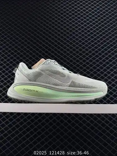 El Nike Vomero 18 es una cómoda zapatilla de correr antideslizante de amortiguación de impactos con 