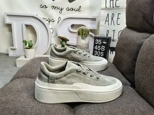 El diseño del Adidas labchourt js0556, de clase corporativa 305d, es conciso y elegante, dando un es