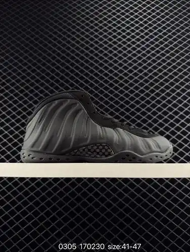 Nike AIR FOAMPOSITE ONE Spray Foam es un par de botas de protección en el campo lanzadas por primera