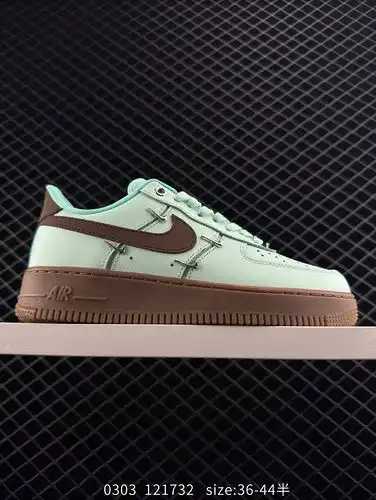 El Nike Air Force 1 Low es un versátil zapato de tabla deportiva casual con un rendimiento de amorti