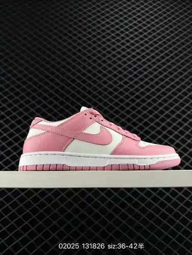 La serie de zapatos de tabla baja Nike SB Zoom Dunk es un zapato de tabla deportiva casual clásico y