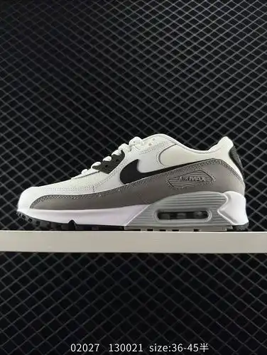 La parte superior de la zapatilla de correr amortiguadora retro clásica Nike Air Max 90 está hecha d