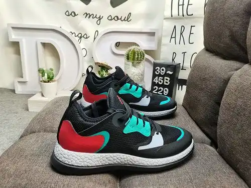 La parte superior de la segunda generación de Adidas Shadow Legend 229d está hecha de malla transpir