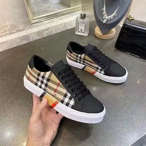 Burberry Código de pareja 0312C00 Tamaño Mujer 3540 Hombre 3945
