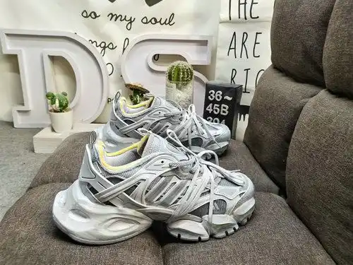 304DAdidas XLG Runner Deluxe JR9633 # Original last and paper development version # Made of hard cow