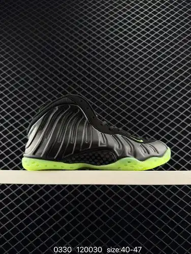 NIKE AIR FOAMPOSITE ONE Spray Foam is a pair of infield guard boots, first released in January 1997.