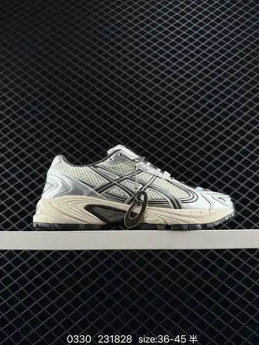 Asics Gel Kahana TR V4 un zapato deportivo casual retro funcional de Asics ha sido puesto a la venta