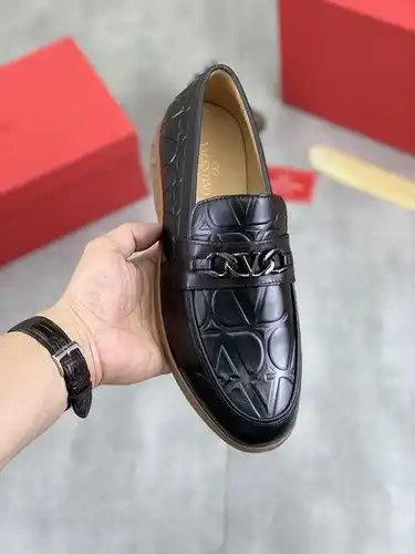 Valentino Mens Edition Código 0327B90 Talla 3844