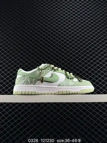 NIKE DUNK SB LOW Custom Color Strap Custom Dunk SB, as the name suggests, has the classic Dunk blood