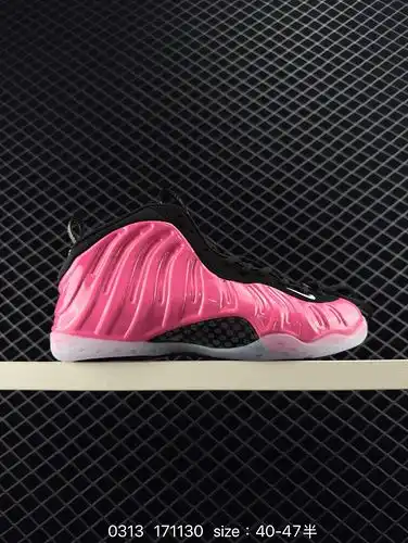 NIKE AIR FOAMPOSITE ONE Spray is a pair of infield guard boots, first released in January 1997. It f