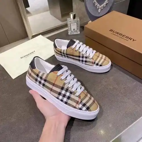 Burberry Código de pareja 0312C00 Tamaño Mujer 3540 Hombre 3945