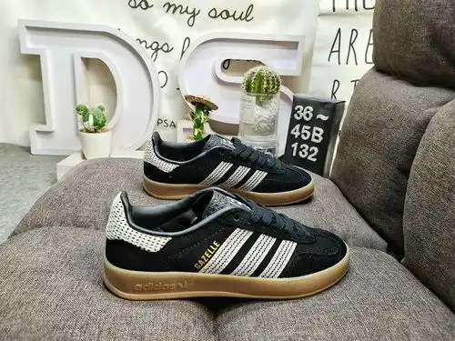 132D Adidas Gazelle Indoor JI25 casual, durable, lightweight, and low top board shoes. This Adidas s