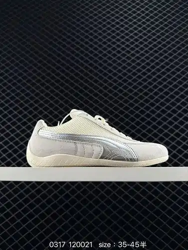 Los zapatos para hombre y mujer PUMAPuma están disponibles en tamaño medio con material superior de 