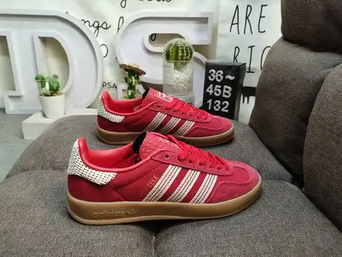 132D Adidas Gazelle Indoor JI26 casual, durable, lightweight, low top board shoes. This Adidas sport