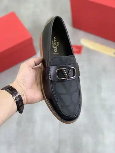 Valentino Mens Edition Código 0327B90 Talla 3844