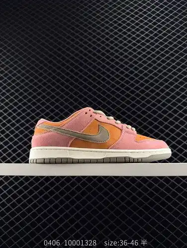 The Nike Sb Dunk Low unisex sports shoe is a retro board shoe that allows you to take bold steps and