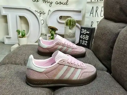 132D Adidas Gazelle Indoor JI2716 casual, durable, lightweight, low top board shoes. This Adidas spo