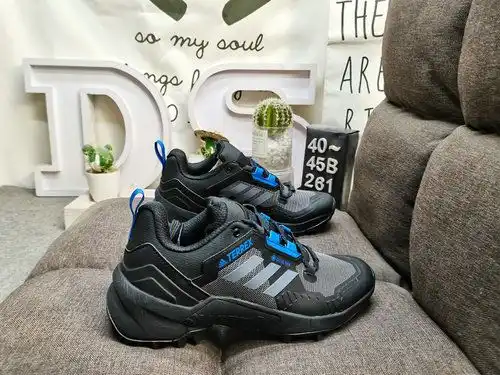 The 261DAdidas Terrex Swift R3 GTX Low cut off-road running shoe features a durable overlay on the u