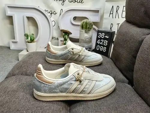 098DAdidas SAMBA OG JQ2616's classic Originals in recent years are made of genuine suede leather, fe