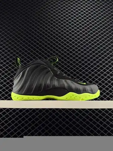 NIKE AIR FOAMPOSITE ONE Spray Foam is a pair of infield guard boots, first released in January 1997.