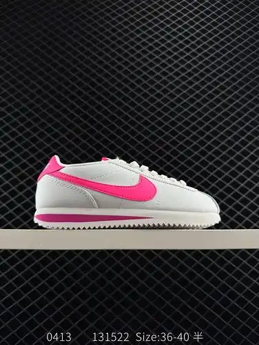 The Nike Classic Cortez is a lightweight and comfortable men's running shoe with a pure and persiste
