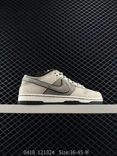 The Nike Dunk Low unisex sports shoe is a retro board shoe that allows you to take bold steps and sh
