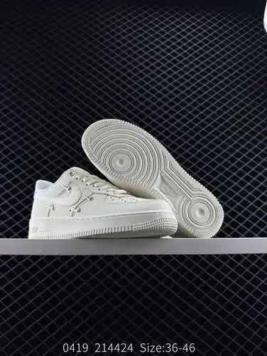 The Nike Air Force 1 Low factory punching knife cuts the leather material cleanly without any burrs,