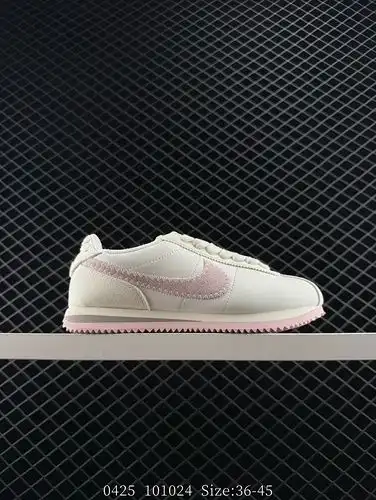 company level ✅ The Nike Classic Cortez is a lightweight and comfortable men's classic running shoe 