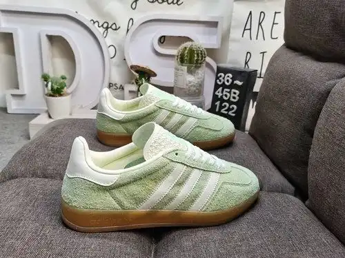 122D Adidas Gazelle Indoor IE2948 casual, wear-resistant, lightweight, low top board shoes. This Adi