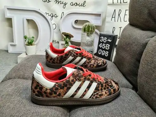 098DAdidas SAMBA OG JI2734: The classic Originals in recent years are made of original suede leather