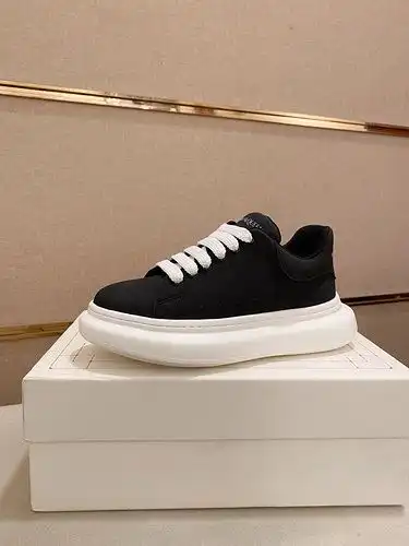McQueen Mens Edition Código 0406B50 Talla 3844