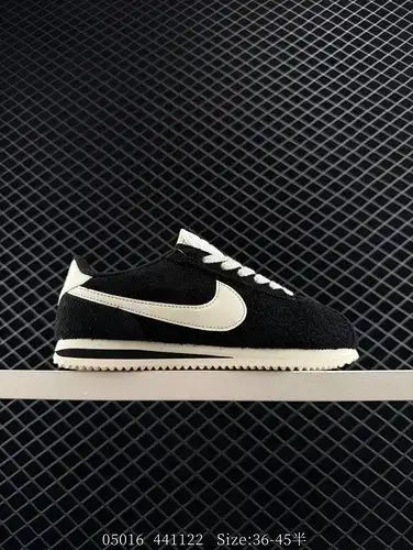 company level ✅ The Nike Classic Cortez is a lightweight and comfortable men's running shoe with a p