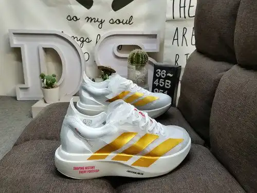 Los zapatos de carrera ligeros Adidas ADIZEROEoid SL M siempre presentan una sensación clásica y baj