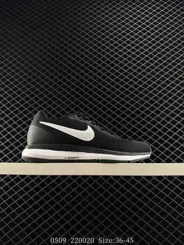 True label ✅ Nike Lunar Zoom Pegasus 34th generation running shoes are comfortable, versatile, and c