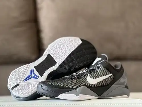 Kobe 7ª generación Wolf Gris Negro y Blanco