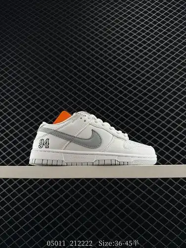 The Nike Dunk Low Retro sneakers, as a classic basketball shoe of the era, were originally designed 
