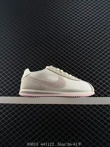 The new color scheme of Nike Classic Cortez, a classic Forrest Gump casual running shoe with pure an