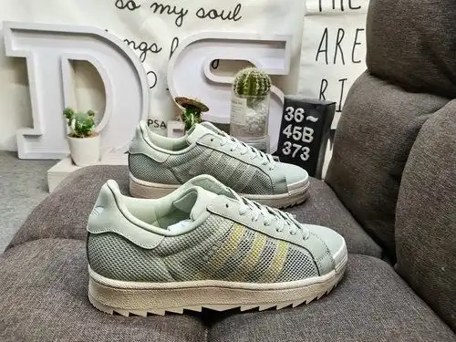 373DAdidas PNS SUPERSTAR IH3643 adopta una combinación de gamuza y material superior de tela de mall
