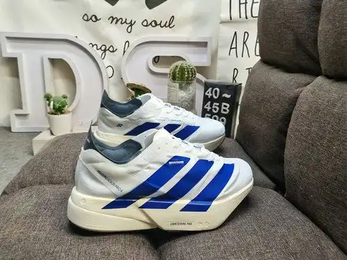 El zapato de carrera ligero Adidas ADIZEROEoid 4 M siempre presenta una sensación clásica y baja en 