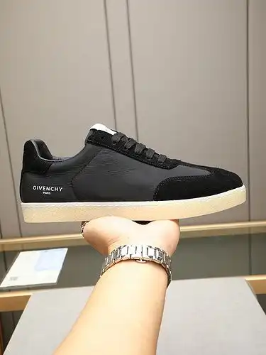 Givenchy Mens Edition Código 0509B30 Tamaño 3844 45 Personalizado