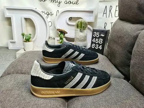634D Adidas Gazelle Indoor JI25 zapatos ligeros y bajos resistentes Este zapato deportivo Adidas es 