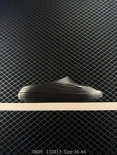 65 Nike ReactX REJUVEN8 Slide Nikes Los zapatos de agujero sencillos y cómodos están hechos de espum