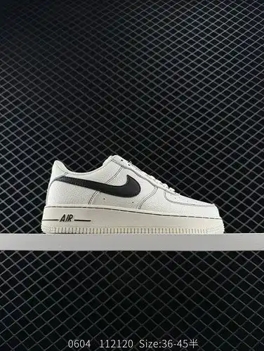 El Nike Air Force 1 Low es un versátil zapato de tabla deportiva casual con un rendimiento de amorti